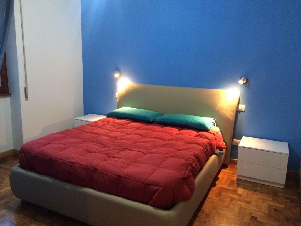 ローマにあるApartment in Rom/Latium 22353の青い壁のベッドルーム1室(赤いベッド1台付)