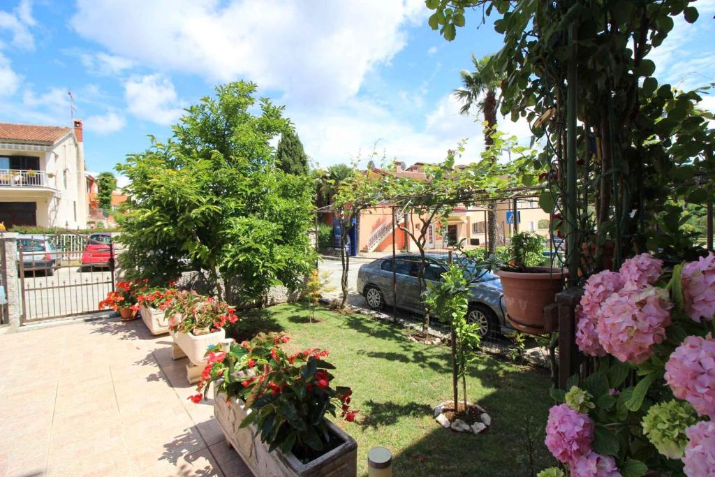 Vonkajšia záhrada v ubytovaní Apartment in Porec/Istrien 10264