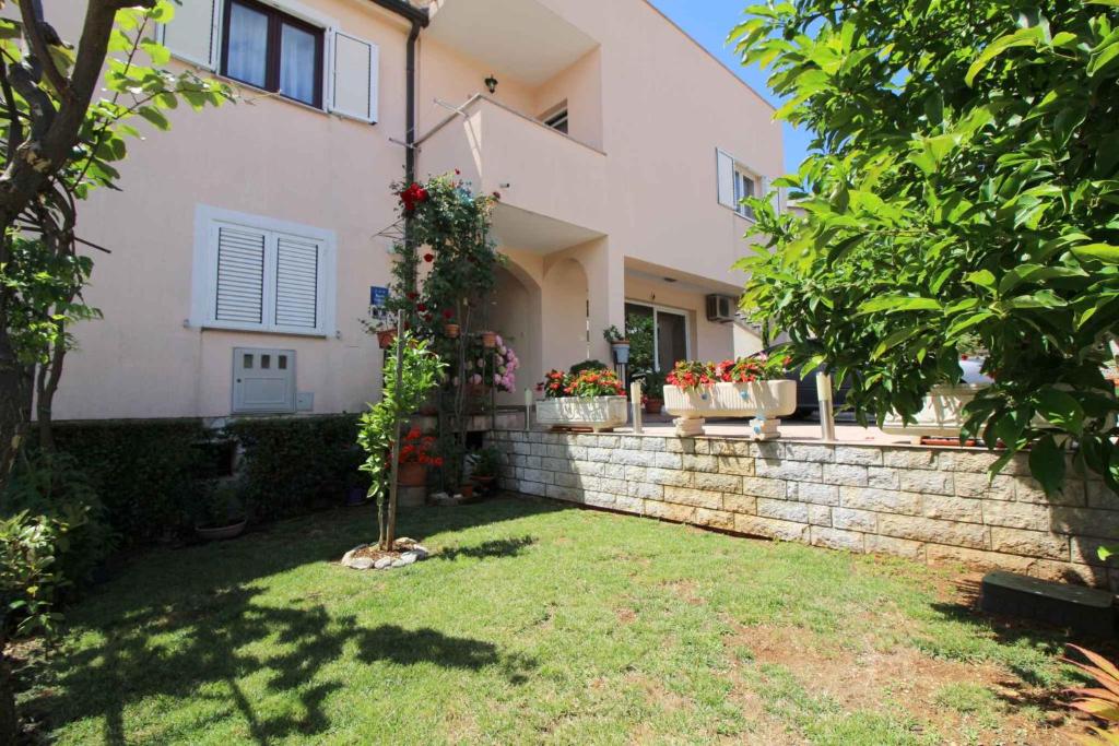 Vonkajšia záhrada v ubytovaní Apartment in Porec/Istrien 10264