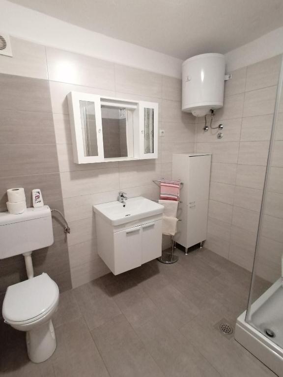 Kúpeľňa v ubytovaní Two-Bedroom Apartment in Baric Draga I