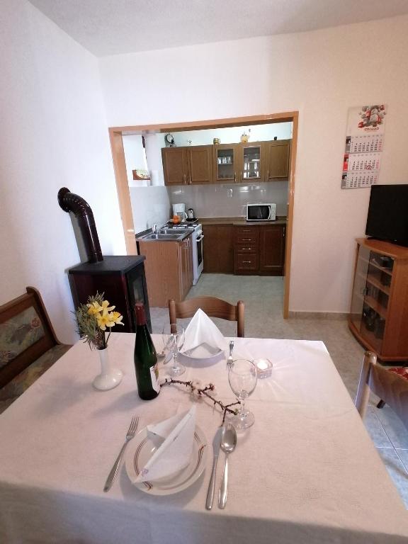 Kuchyňa alebo kuchynka v ubytovaní Two-Bedroom Apartment in Baric Draga I