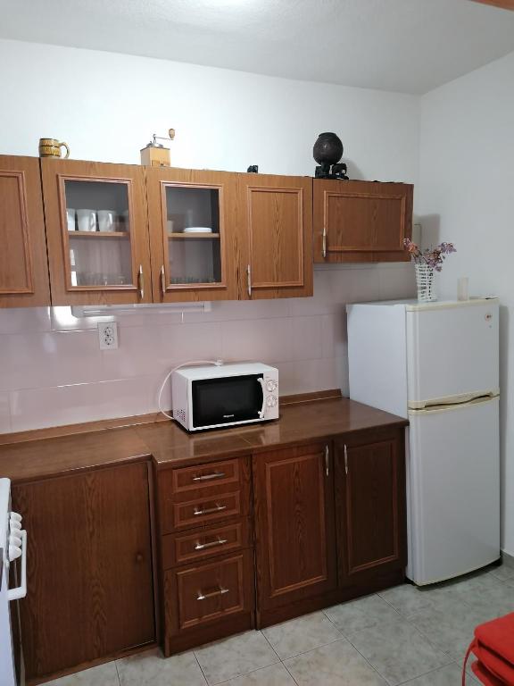 Kuchyňa alebo kuchynka v ubytovaní Two-Bedroom Apartment in Baric Draga I