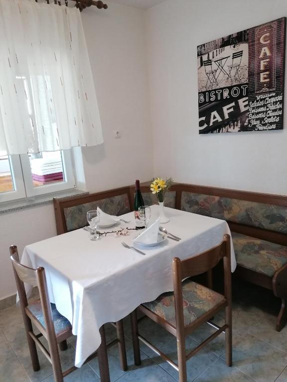 Posedenie v ubytovaní Two-Bedroom Apartment in Baric Draga I