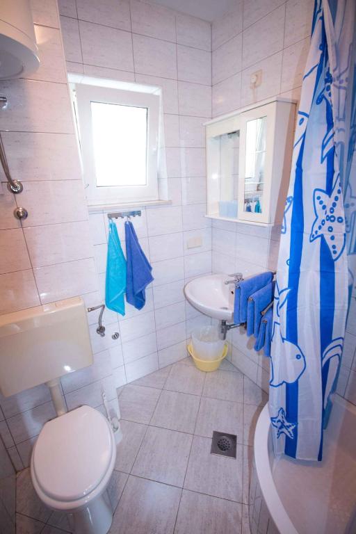 Kúpeľňa v ubytovaní Apartment in Okrug Gornji with Two-Bedrooms 2