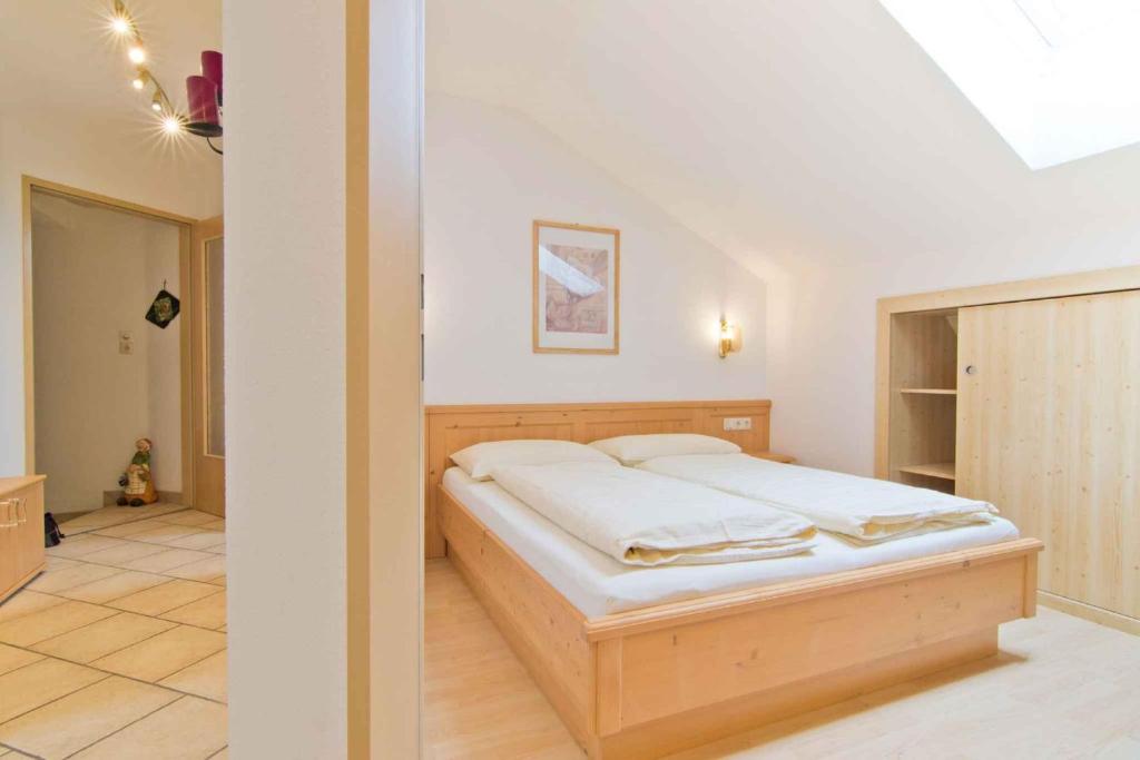 ein Schlafzimmer mit einem Bett in einem Zimmer in der Unterkunft Apartment in Schlitters with Two-Bedrooms 1 in Schlitters