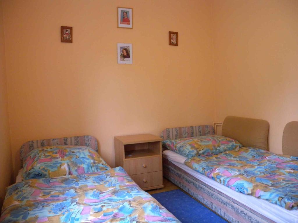 duas camas sentadas uma ao lado da outra num quarto em Apartment Balatonföldvar/Balaton 18531 em Balatonföldvár