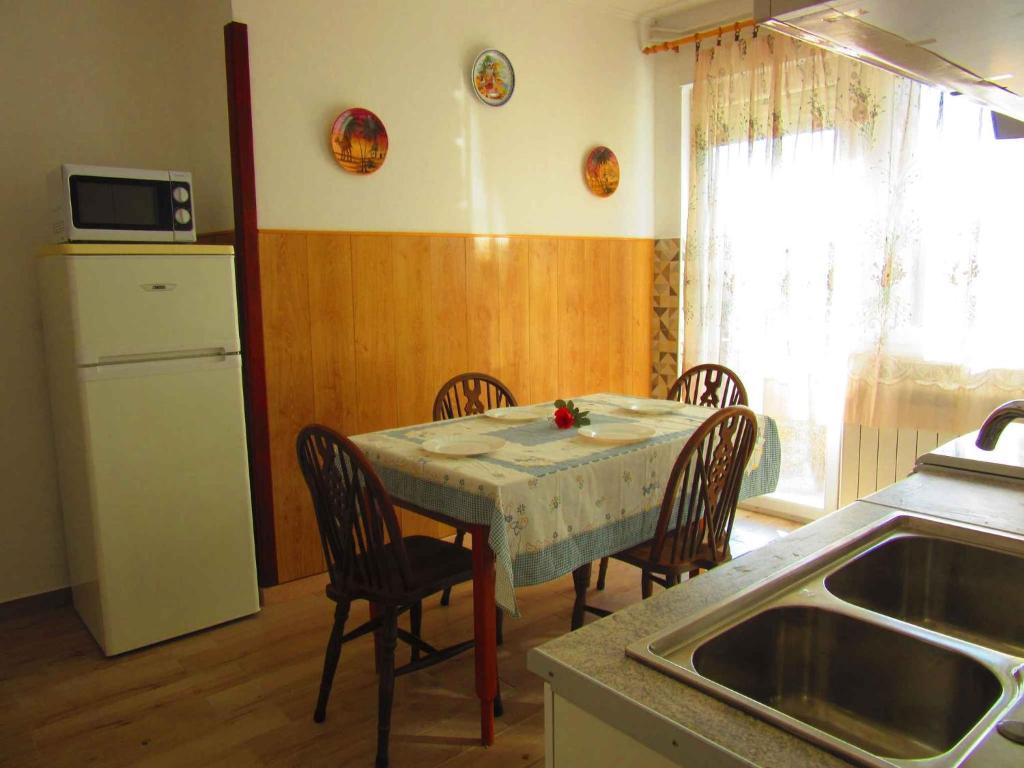 Kuchnia lub aneks kuchenny w obiekcie Two-Bedroom Apartment in Pula XI