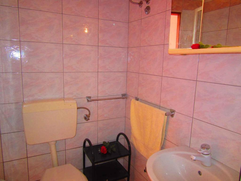 Łazienka w obiekcie Two-Bedroom Apartment in Pula XI