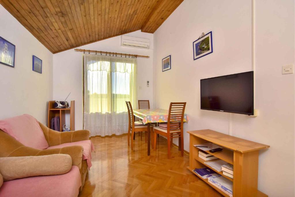 TV a/nebo společenská místnost v ubytování Apartments in Mali Losinj 14985C