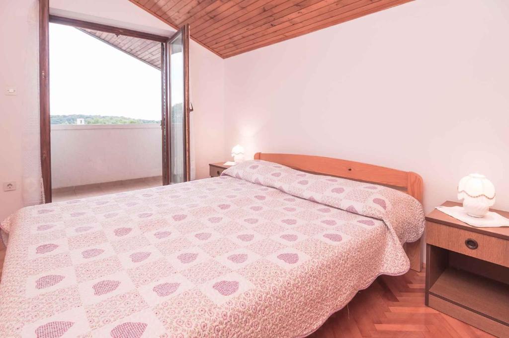 Postel nebo postele na pokoji v ubytování Apartments in Mali Losinj 14985C