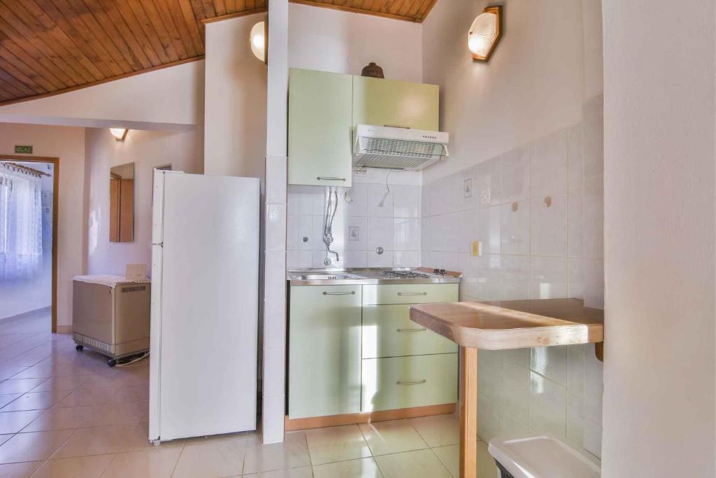 Kuchyň nebo kuchyňský kout v ubytování Apartments in Mali Losinj 14985C