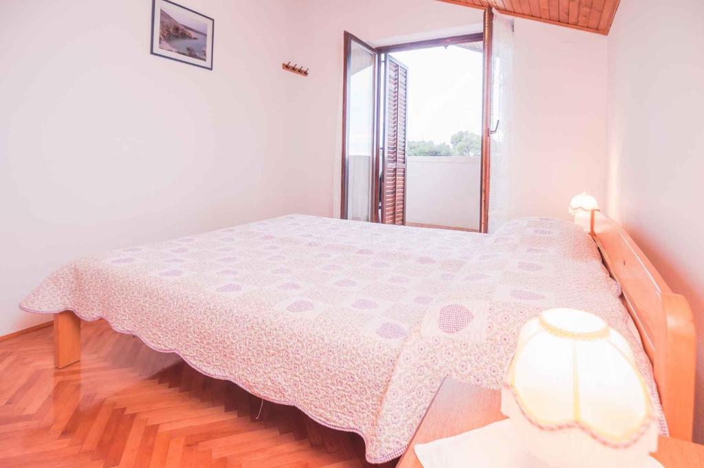 Postel nebo postele na pokoji v ubytování Apartments in Mali Losinj 14985C