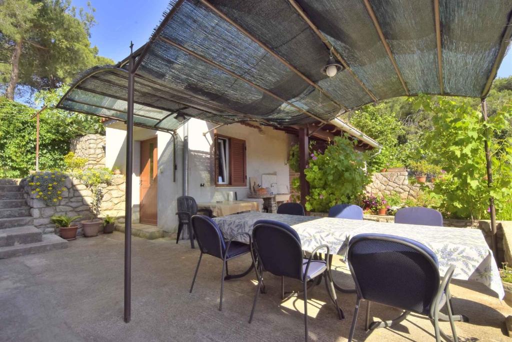 Patio nebo venkovní prostory v ubytování Apartments in Mali Losinj 14985C