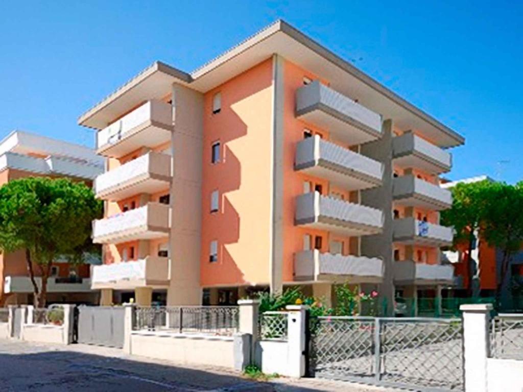 ビビオーネにあるApartments in Bibione 24419のバルコニー付きの建物