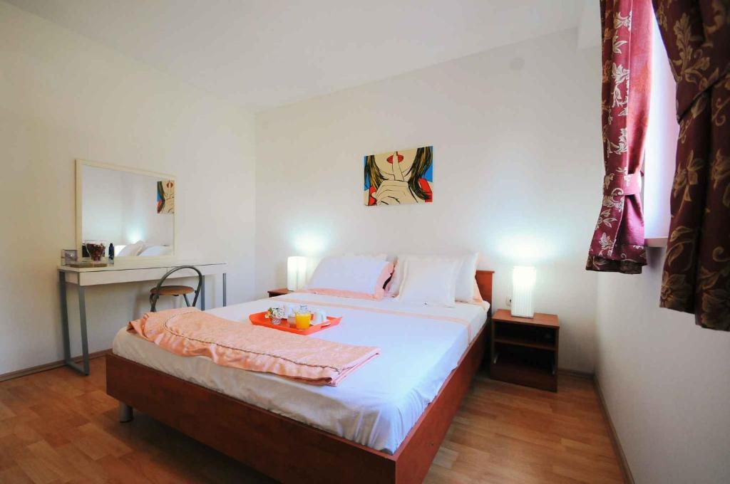 sypialnia z łóżkiem z tacą z jedzeniem w obiekcie Apartment Labin 23 w mieście Labin