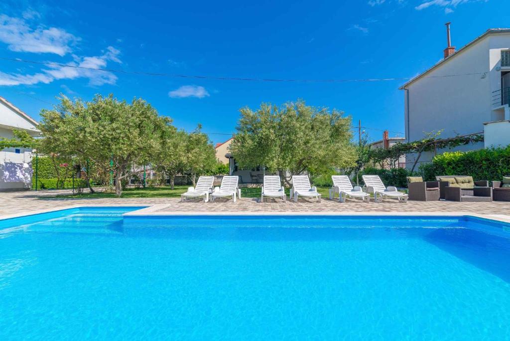 Basen w obiekcie Two-Bedroom Apartment in Biograd na Moru II lub w pobliżu