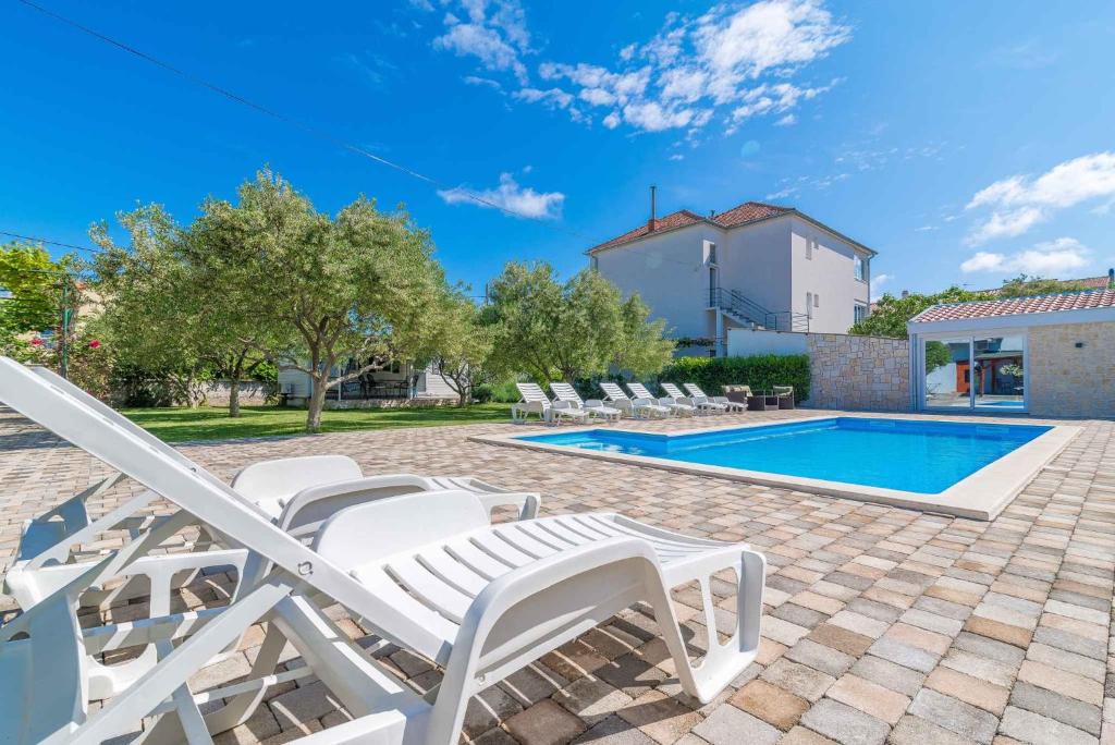 willa z basenem i leżakami w obiekcie Two-Bedroom Apartment in Biograd na Moru II w Biogradzie na Moru