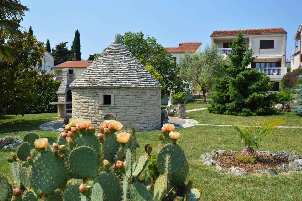 a small stone house in a yard with cactus at Apartment in Pula/Istrien 10988 in Vintijan