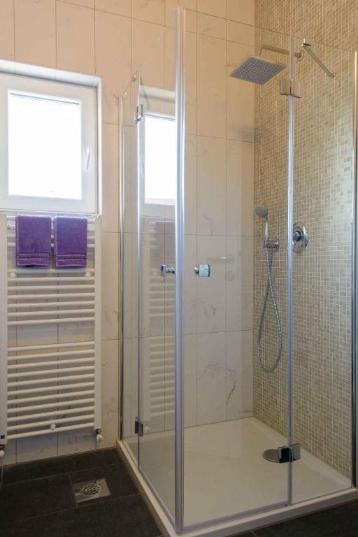 Kúpeľňa v ubytovaní Two-Bedroom Apartment in Okrug Gornji III