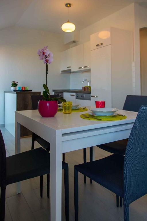 Kuchyňa alebo kuchynka v ubytovaní Two-Bedroom Apartment in Okrug Gornji III