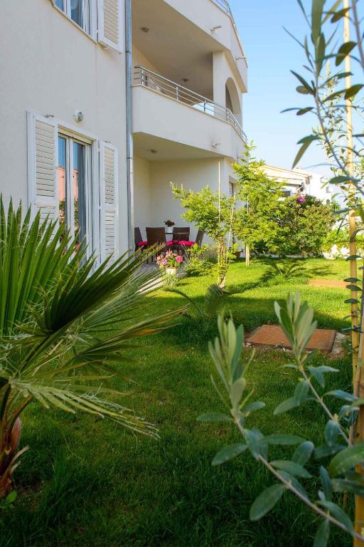 Vonkajšia záhrada v ubytovaní Two-Bedroom Apartment in Okrug Gornji III