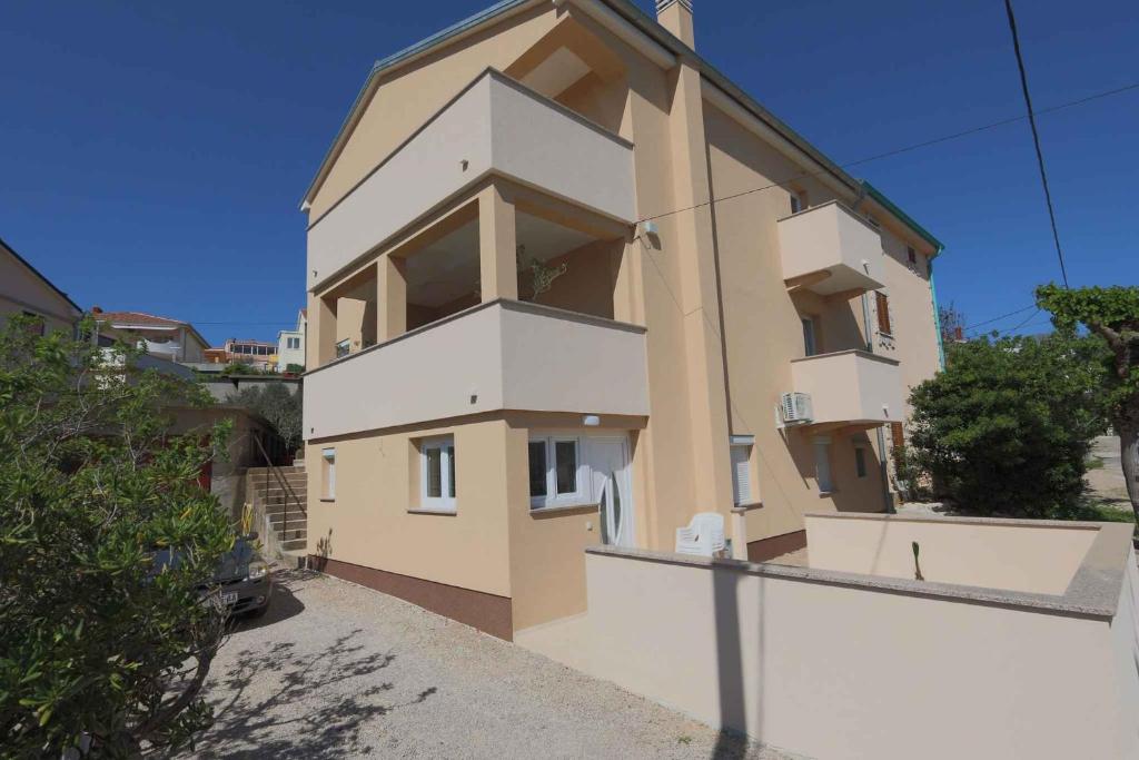a building with a balcony on the side of it at Apartment in Silo/Insel Krk 13424 in Šilo