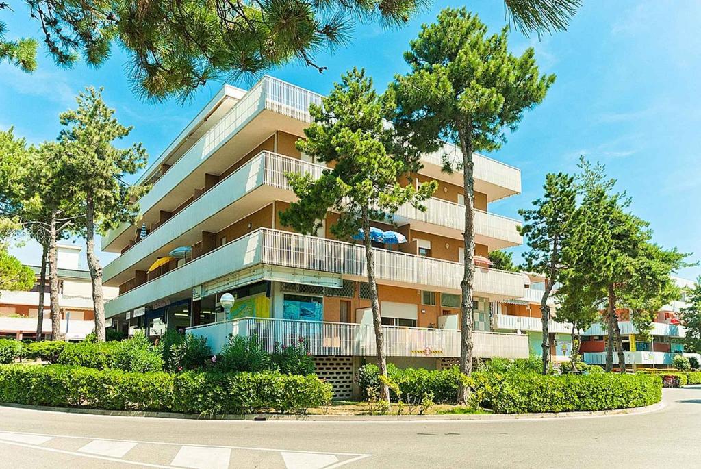 un grande condominio con alberi di fronte di Apartments in Bibione 24565 a Bibione