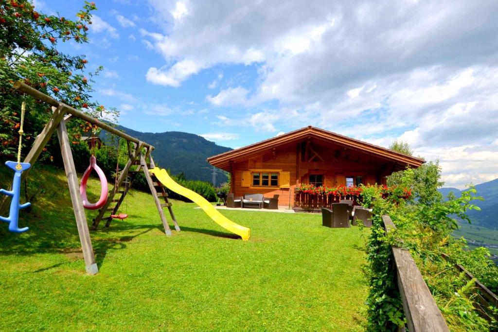 einen Spielplatz mit Rutsche und ein Haus in der Unterkunft Holiday home in Kaltenbach/Zillertal 874 in Kaltenbach