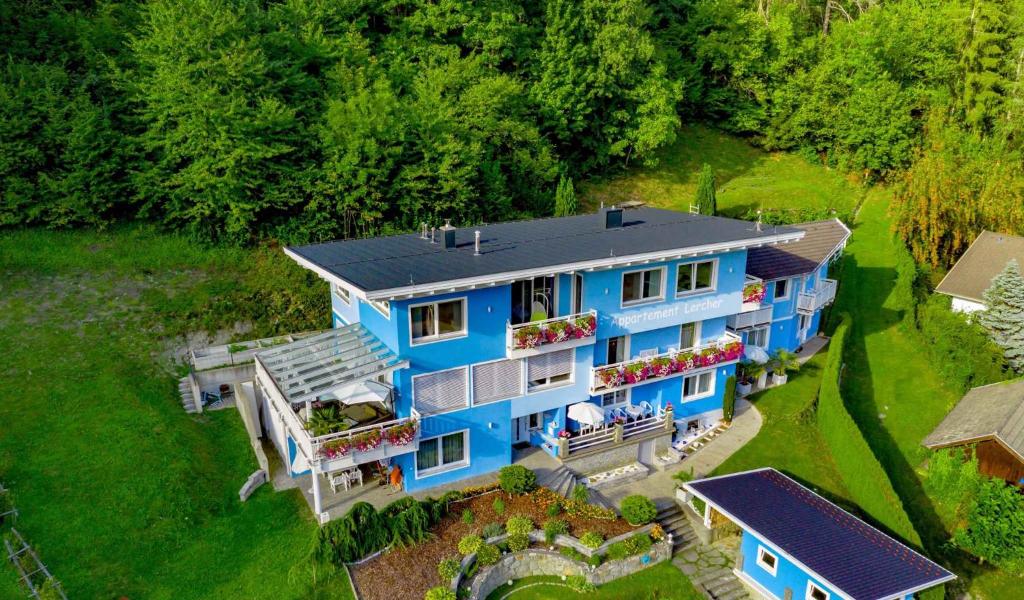 una vista aerea di una casa blu di Flattach Apartment 4 a Ausserfragant