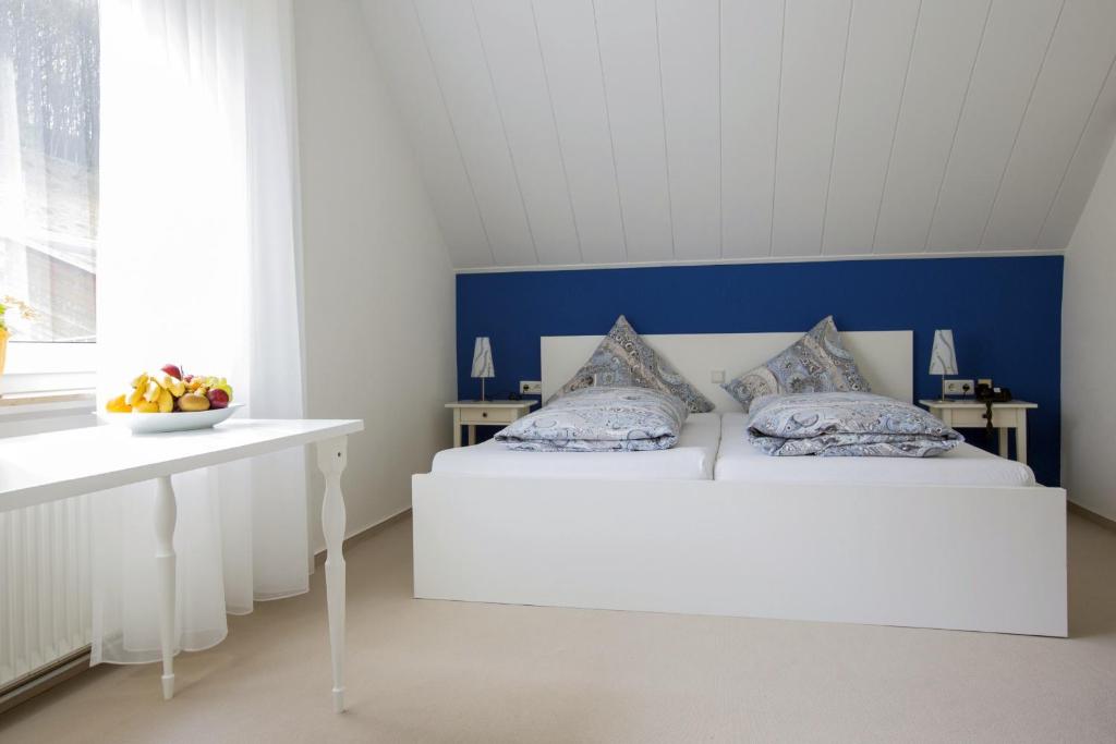 Postel nebo postele na pokoji v ubytování Hotel-Pension-Waldblick Garni
