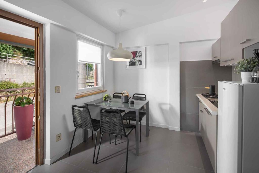 Kuchyňa alebo kuchynka v ubytovaní Apartment Rabac 23