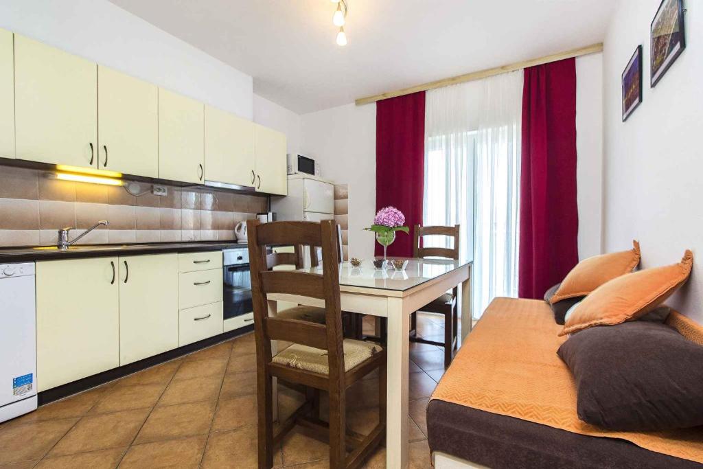 Kuchyň nebo kuchyňský kout v ubytování Apartment Slatine 6