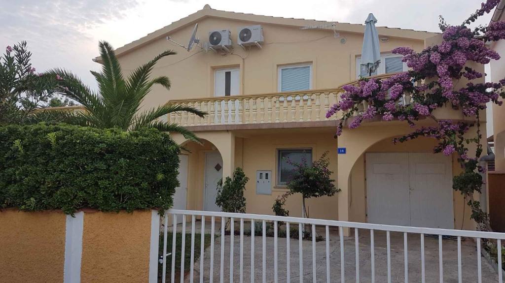 a house with a white fence in front of it at Apartment Vir 6 in Vir