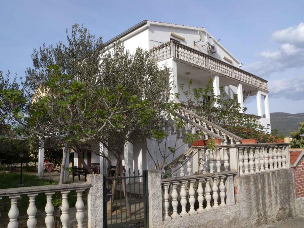 una casa blanca con una valla delante en Apartment Pridraga 1, en Pridraga