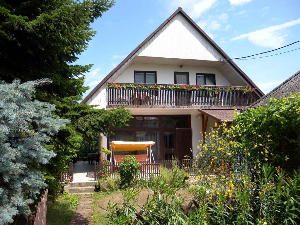 バラトンボグラールにあるApartment Balatonboglar 7のバルコニーと庭園付きの家