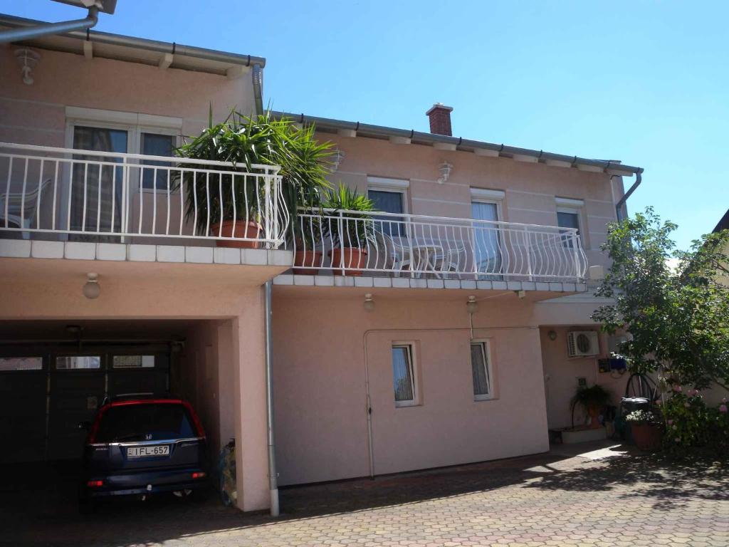 シオーフォクにあるApartment in Siofok/Balaton 19671のバルコニー付きの建物の前に駐車する車