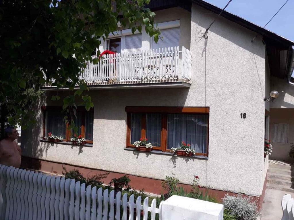 Biały dom z oknami i białym płotem w obiekcie Apartment in Siofok/Balaton 19854 w Siófoku