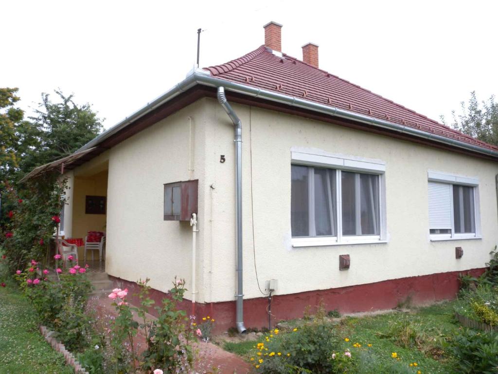 バラトンベレーニにあるHoliday home Balatonbereny/Balaton 18111の赤屋根の小さな白い家