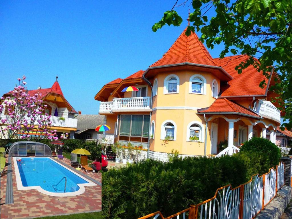une grande maison avec une piscine en face de celle-ci dans l'établissement Apartments in Heviz/Balaton 18903, à Hévíz