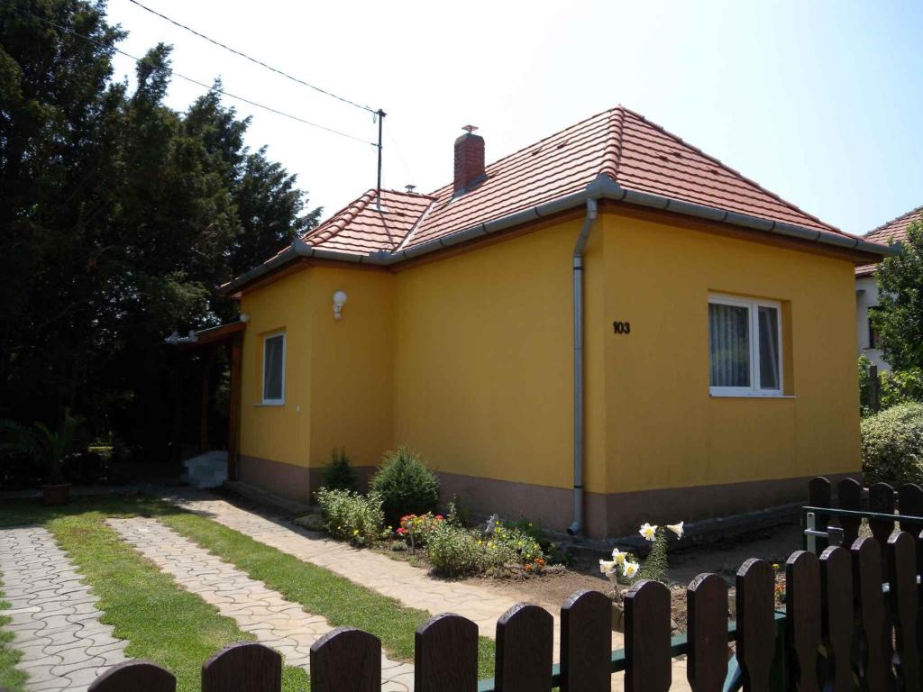 フォニョードにあるHoliday home in Fonyod/Balaton 18591の黄色い家