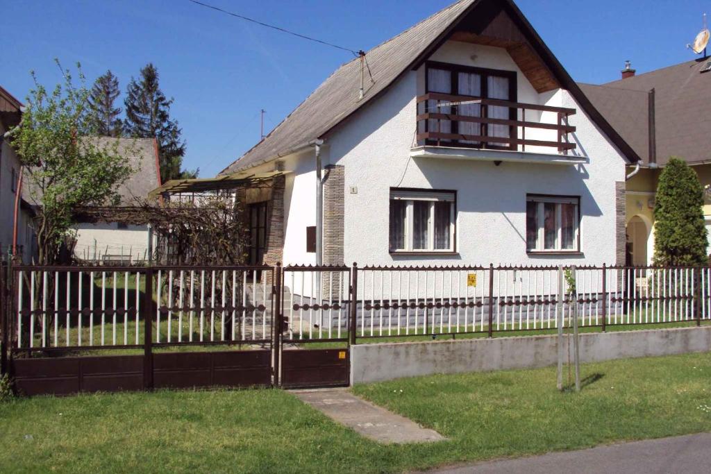 バラトンフェニヴェシュにあるHoliday home in Balatonfenyves 18415の白い家