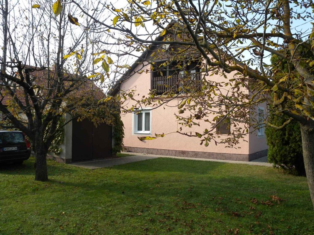 Gallery image of Holiday home in Balatonfenyves 18412 in Balatonfenyves