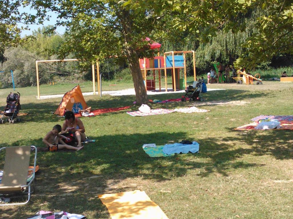 Hostia v ubytovaní Holiday home Balatonkeresztur 12