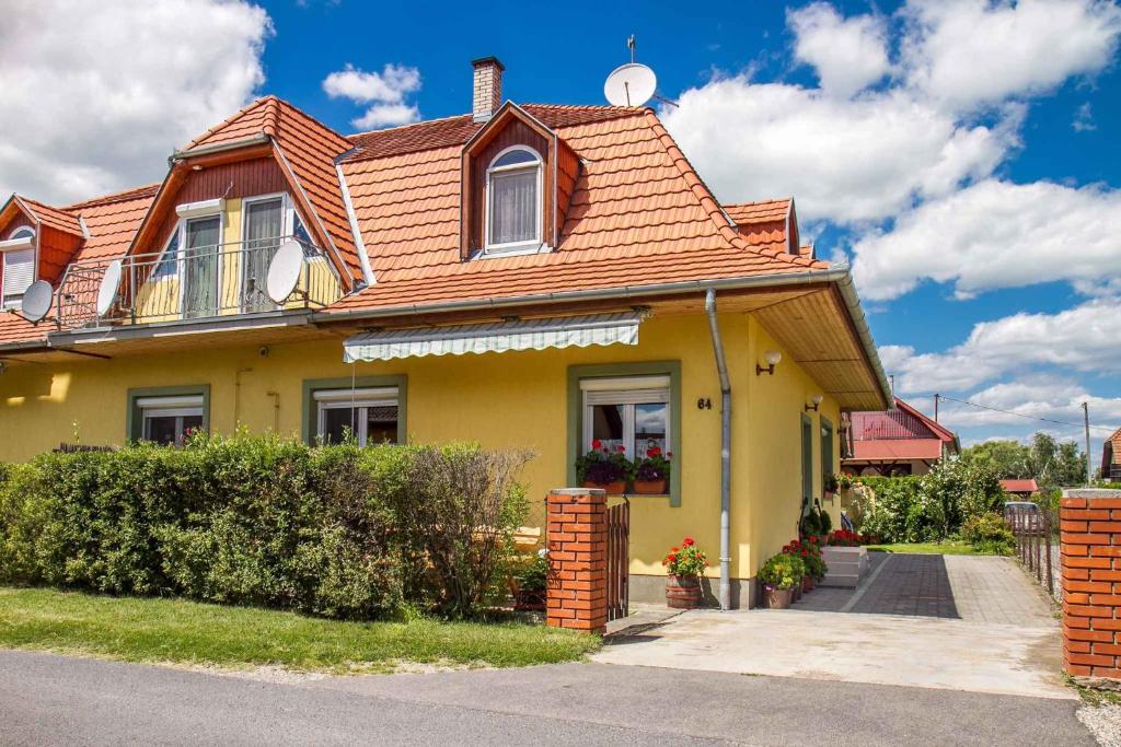 BalatonújlakにあるHoliday home in Balatonmariafürdo 19257の黄色の屋根