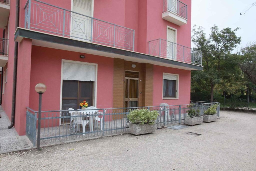 ロゾリーナ・マーレにあるApartment in Rosolina Mare 3のピンクの建物