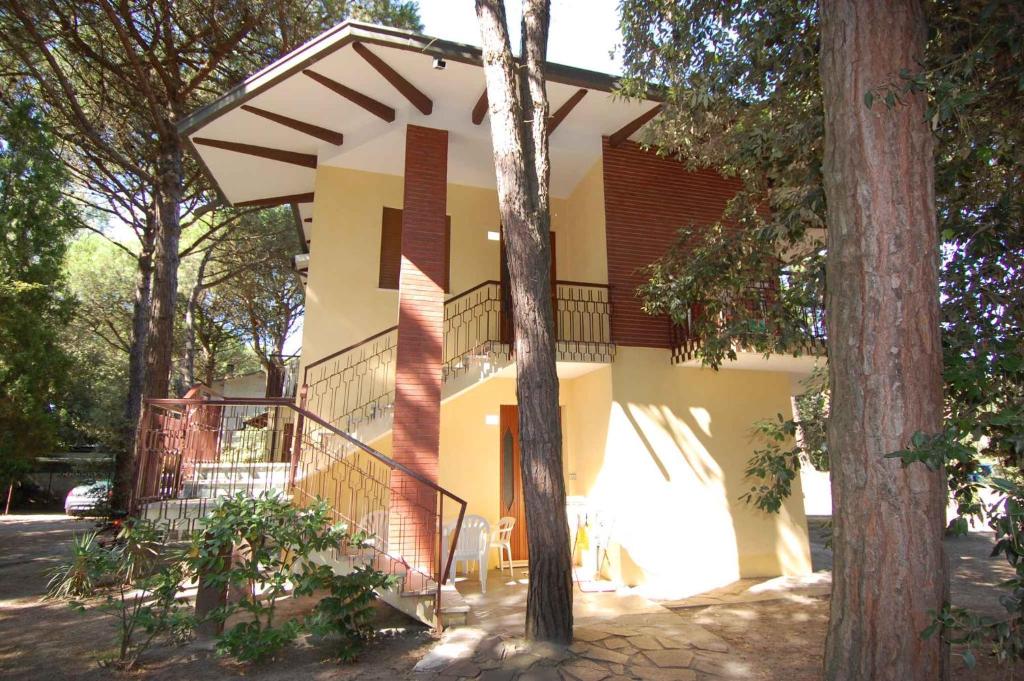 ロザピネタにあるApartments in Rosolina Mare 24864の木立の中に階段のある家