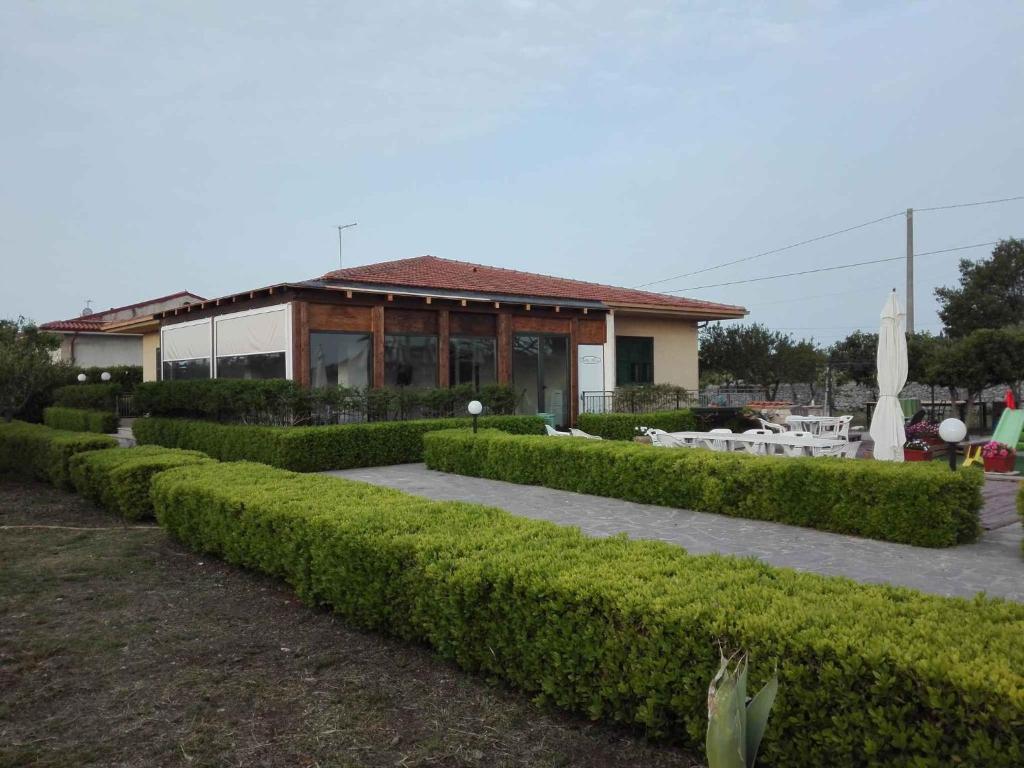 un edificio con siepi di fronte a un edificio di Holiday home Modica 1 a Modica
