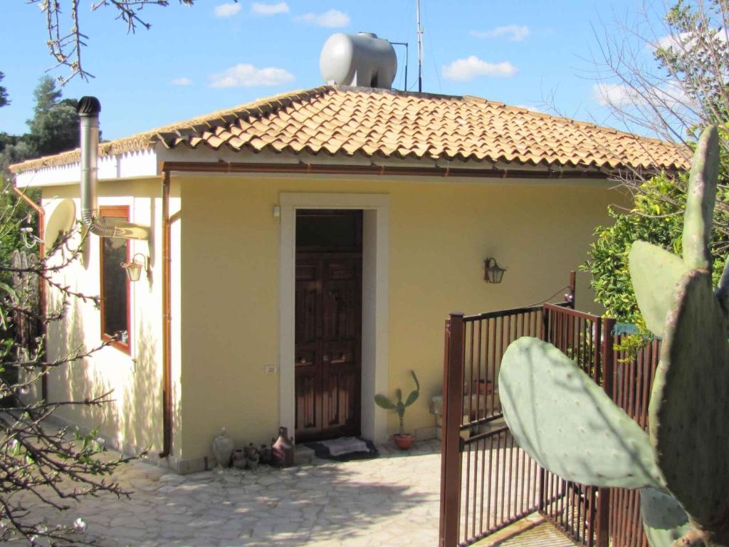 ノート・マリーナにあるHoliday home in Lido di Noto 23363の門と扉のある小さな家