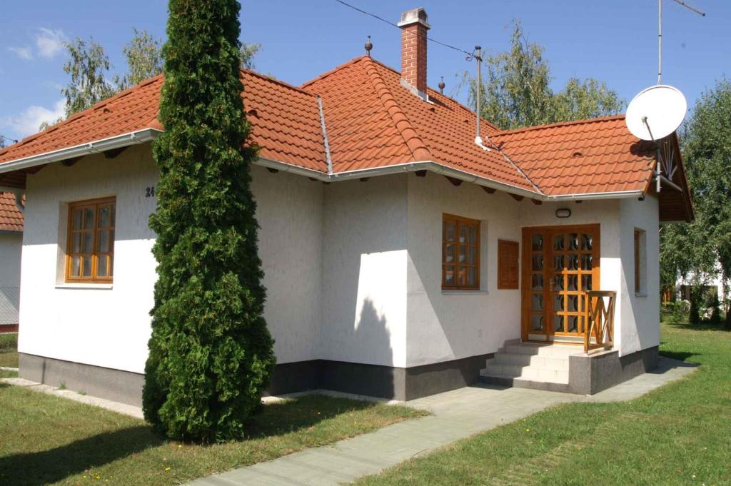 バラトンケレストゥールにあるHoliday home in Balatonmariafürdo 19539の小さな白屋