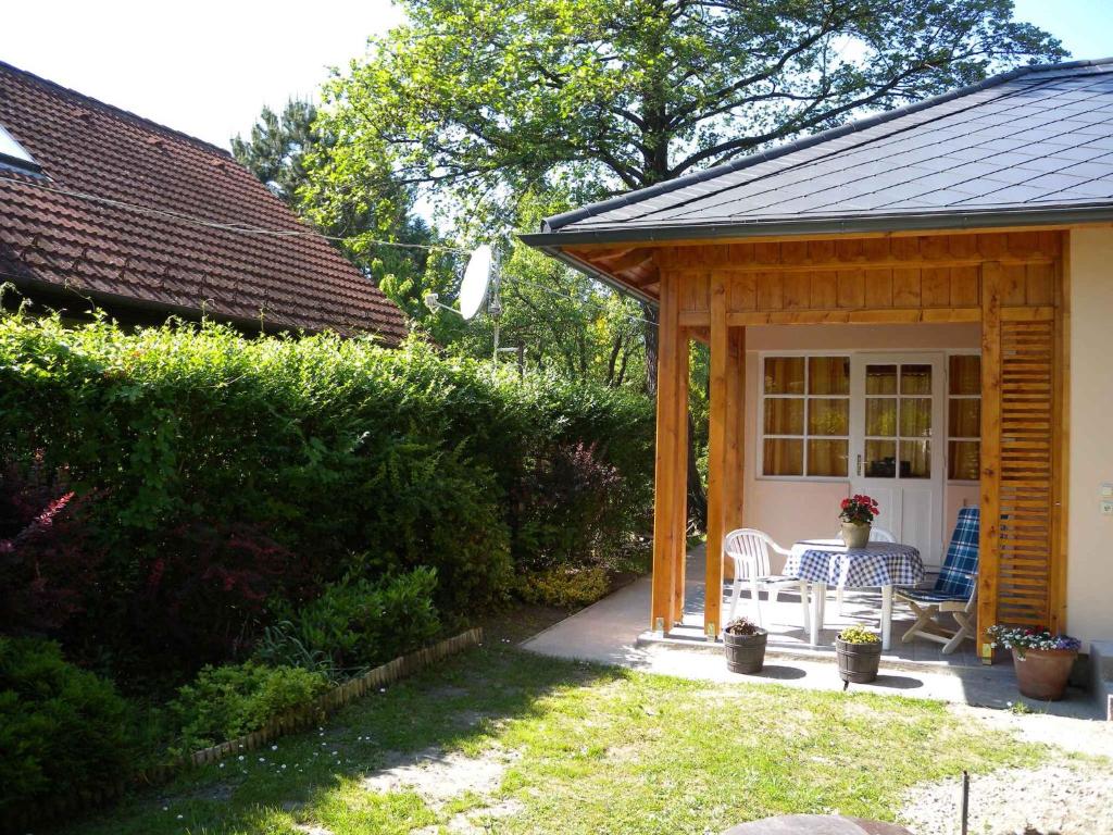 Vonkajšia záhrada v ubytovaní Holiday home in Balatonfenyves 18357